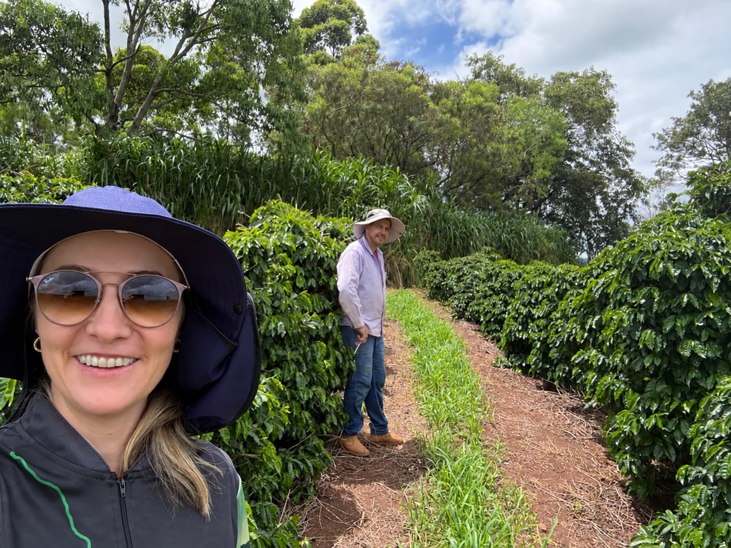 Suzi Ninov e Carlos Alexandre acompanhando uma lavoura de café