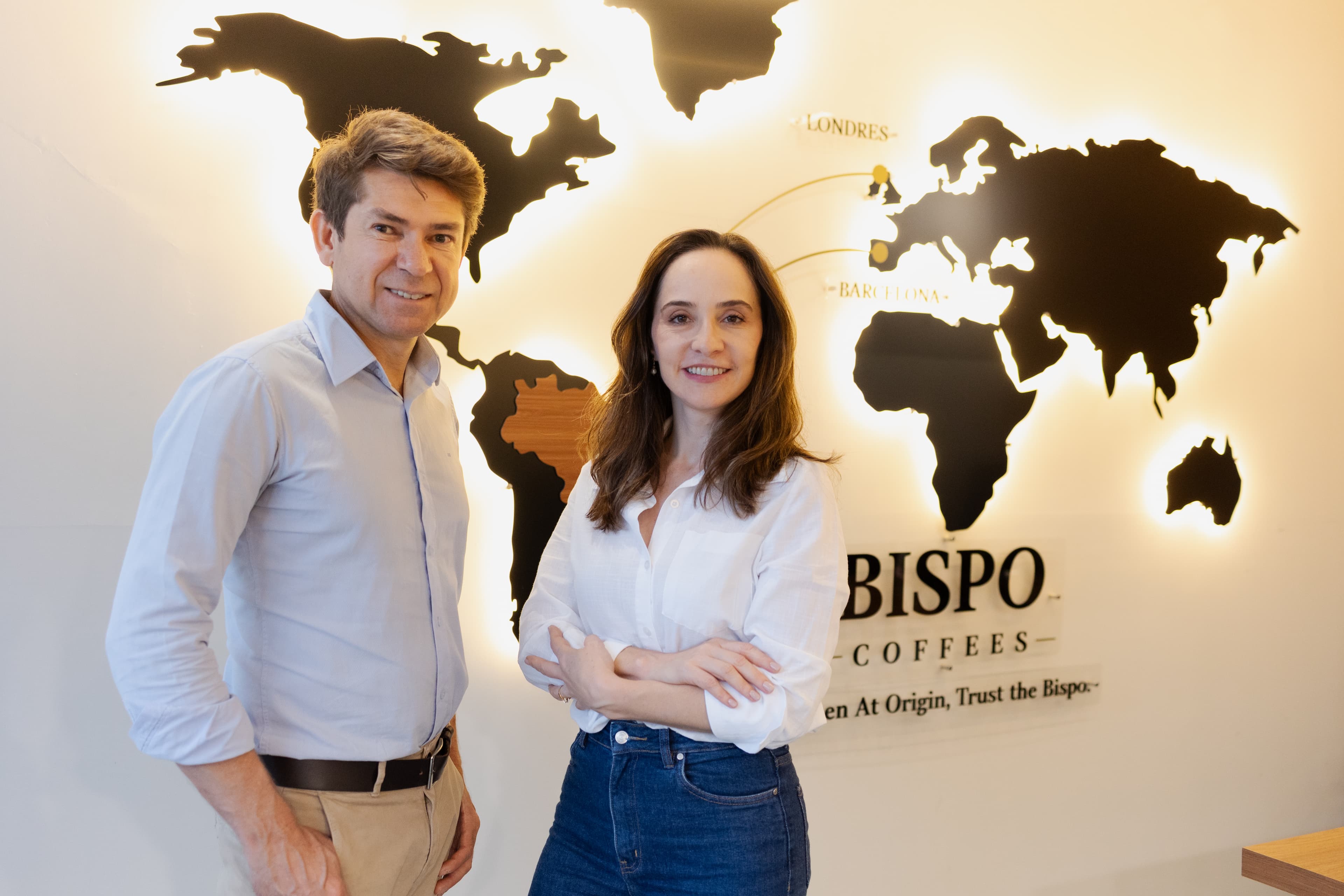 José Rezende e Suzi Ninov diante do mapa de origens da Bispo Coffees