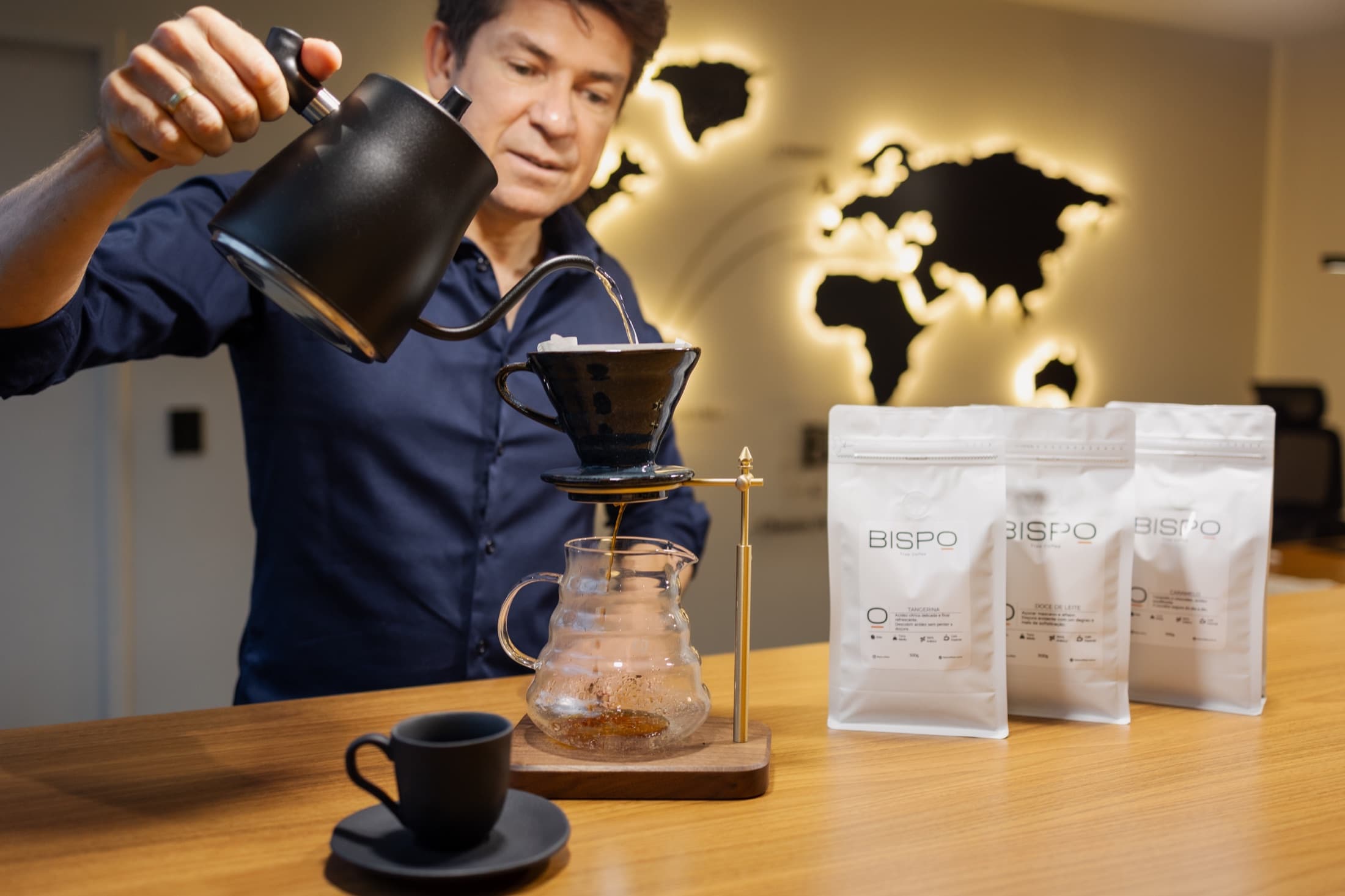 José Rezende preparando café em método filtrado