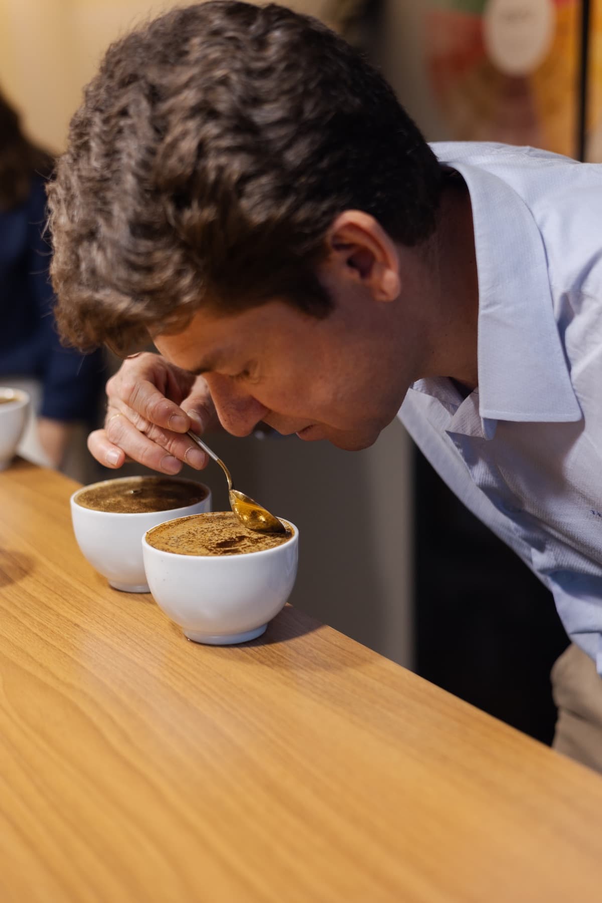 José Rezende avaliando o aroma de um café em prova