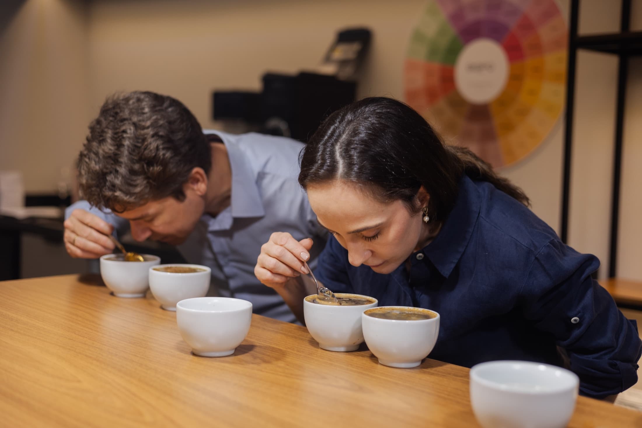 Suzi Ninov e José Rezende durante uma prova de cafés