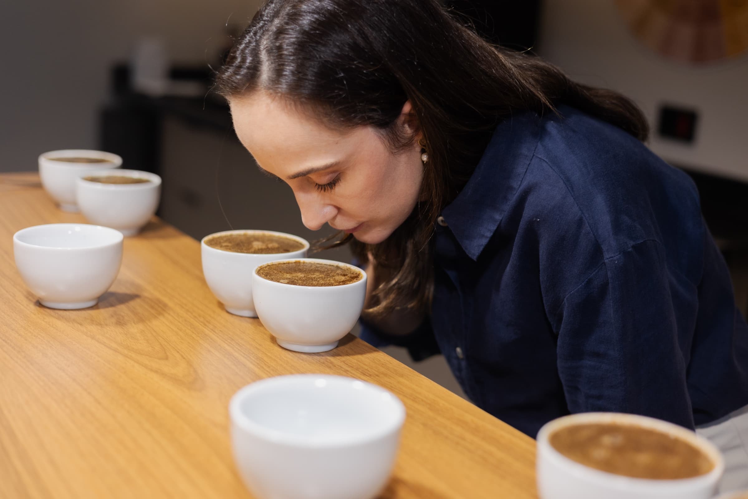 Suzi Ninov percebendo o aroma do café durante o ritual de prova
