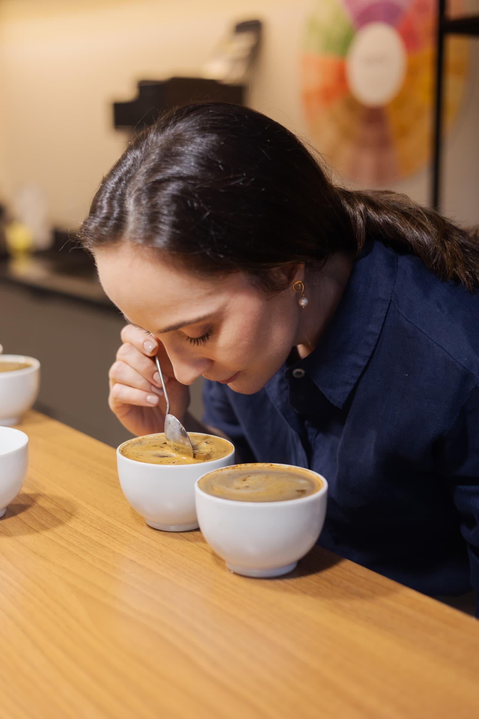 Suzi Ninov avaliando o aroma de um café