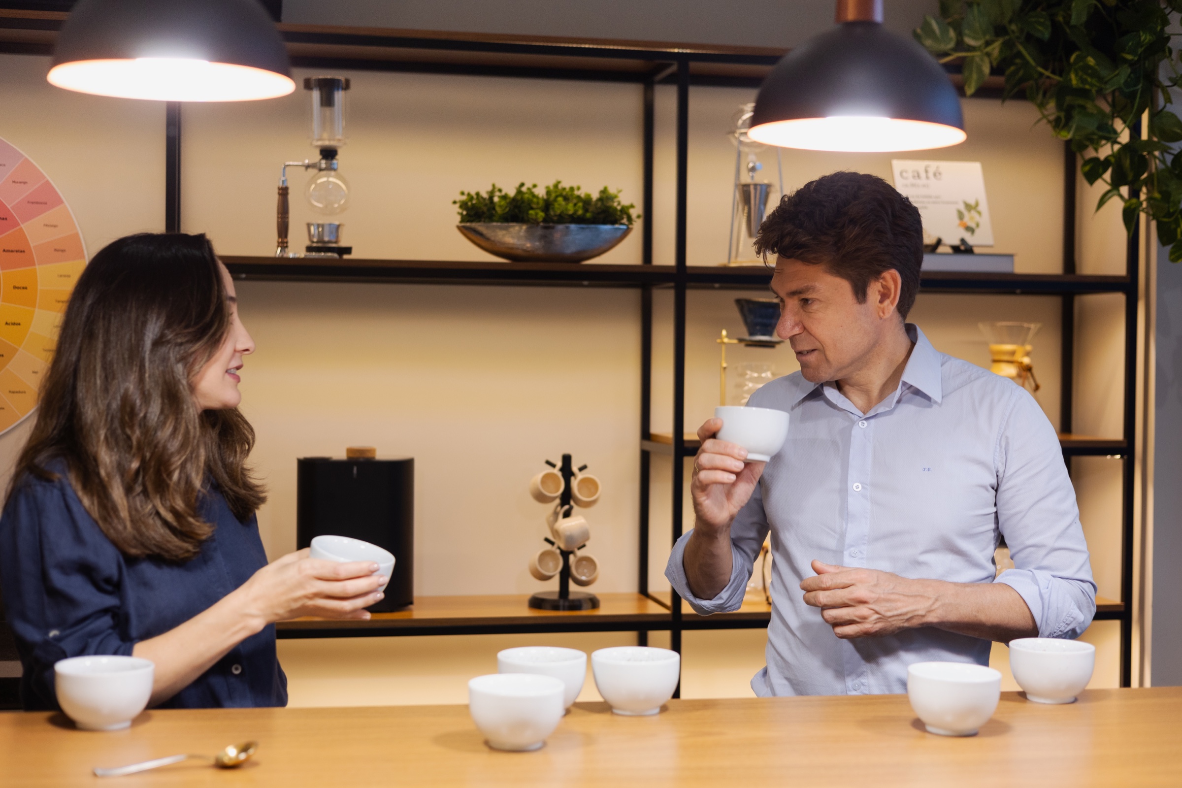 Suzi Ninov e José Rezende conversando durante uma prova de cafés Bispo